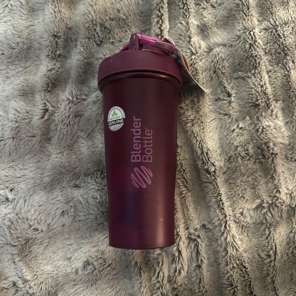 BRAND NEW 28 oz purple ‘Blender bottle’ shaker cup